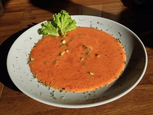 Tomatoe - nectarine soup with some pieces of zucchini. Yummy. ❤️