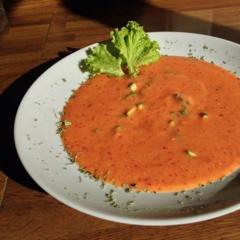 Tomatoe - nectarine soup with some pieces of zucchini. Yummy. ❤️