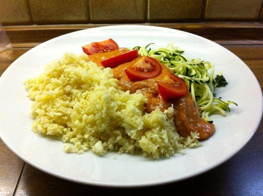 Wonderfully tasty and spicy rice (celeriac) with noodles (zucchini) and tomato sauce (tomato & avocado) <3