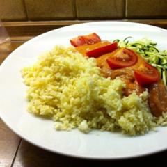 Wonderfully tasty and spicy rice (celeriac) with noodles (zucchini) and tomato sauce (tomato & avocado) <3