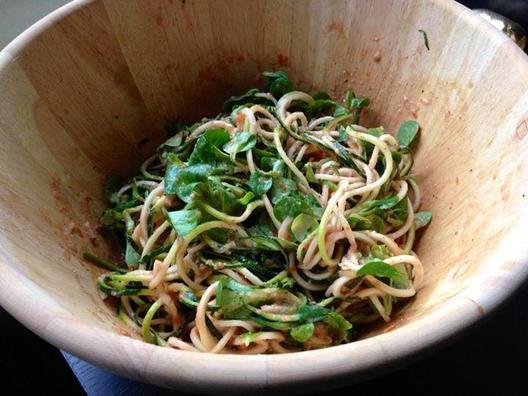 Zucchini noodles with corn salad and a delicious sauce of tomatoes, lemon juice, two deglet dates, sunflower seeds and some pumpkin seeds