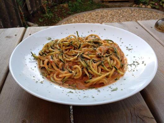 Zucchini spaghetti with a sauce of yellow pepper, tomatoes, lemon and avocado. Tastes heavenly! ❤