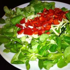 Zucchini spaghetti with corn salad and pieces of fennel and red pepper as salad