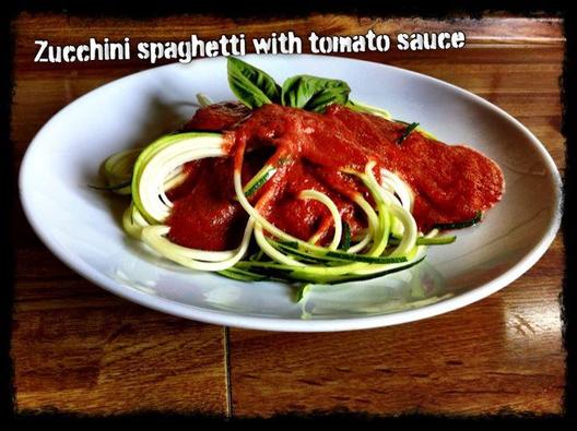 Zucchini spaghetti with tomato/red-pointed-pepper/basil sauce with a bit of ruccola